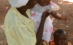 Mutter mit Kind in Kenia