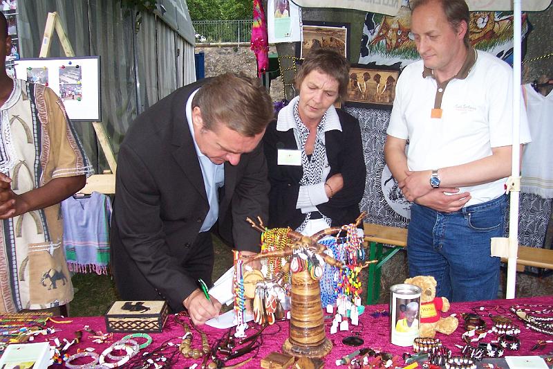 Hanau3.jpg - Ins goldene Buch konnte sich der Oberbürgermeister bei Maweni leider nicht eintragen. Aber sein Besuch machte uns Mut für unser Projekt.