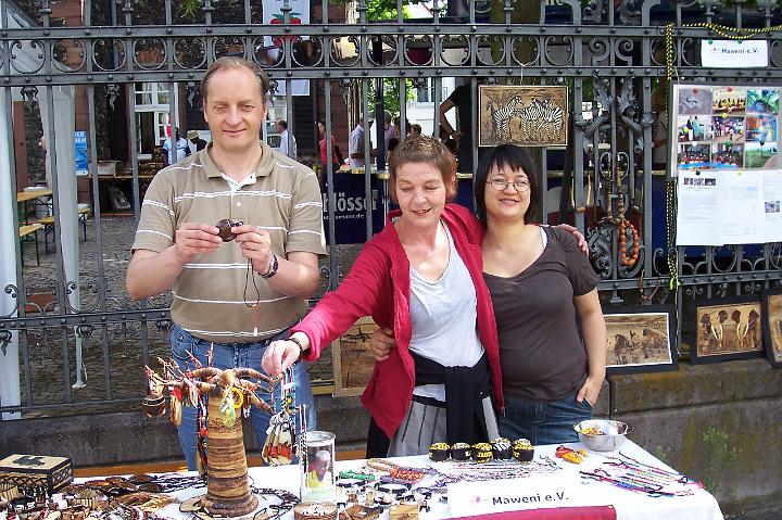 100_1540.jpg - Anita, Thanh und Reinhard am Maweni-Stand