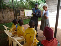 Unterricht in Gesundheitsvorsorg im Kinderdorf Nchiru