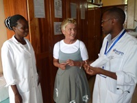 Krankenschwester Sarah, Anita Mwabasi und Dr. Harrison in Nchiru
