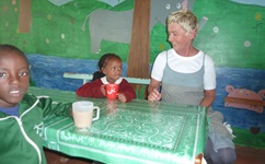 Gespräch mit den Kleinen im Kinderdorf Nchiru